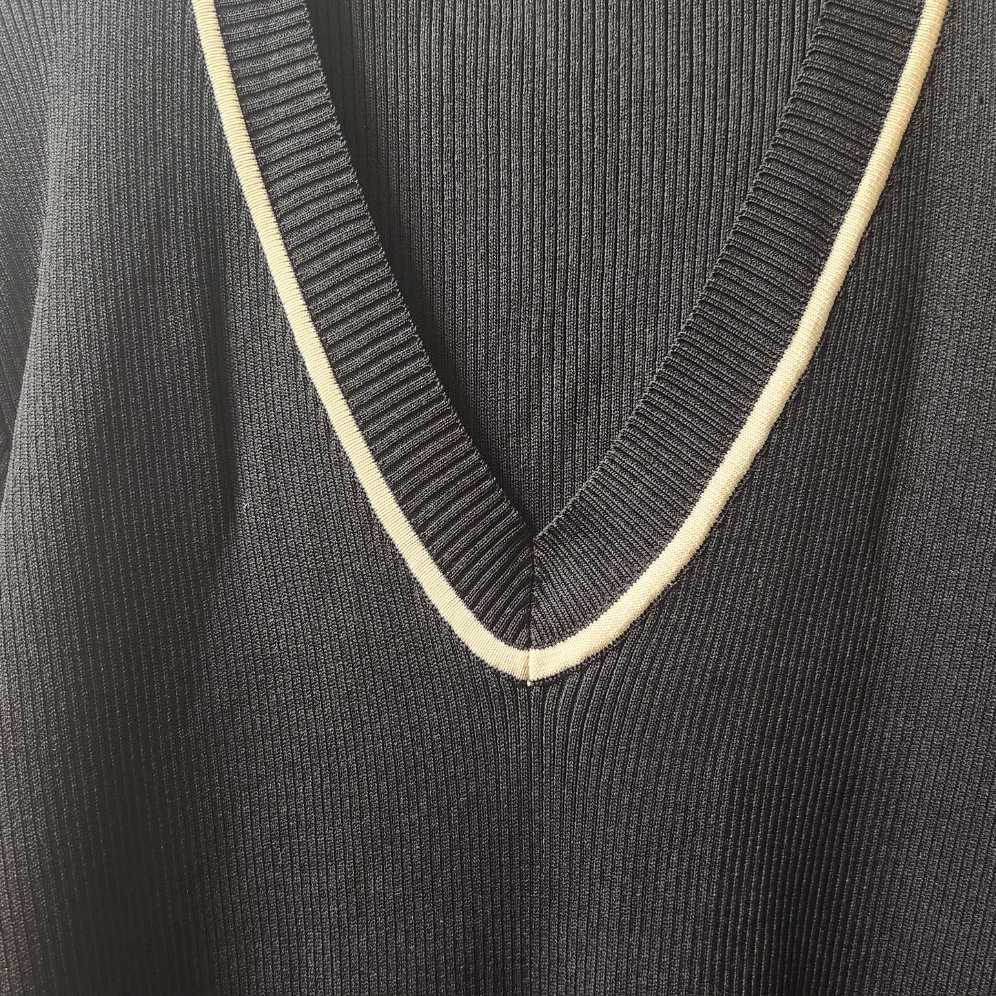 DISSH Black Ribbed V-Neck Knit Sweater | Size XL