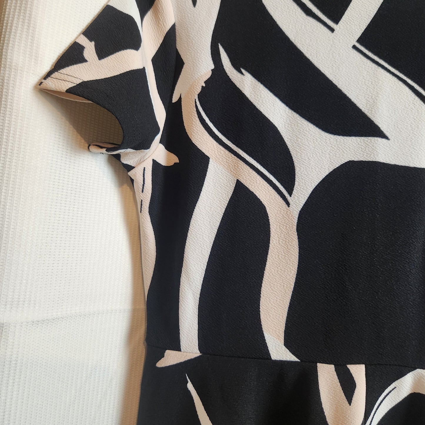 Emery Rose Black & Cream Abstract Midi Dress | Size L